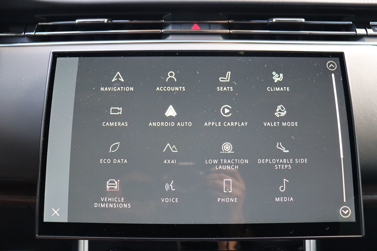 2023 Land Rover Range Rover SE photo 24