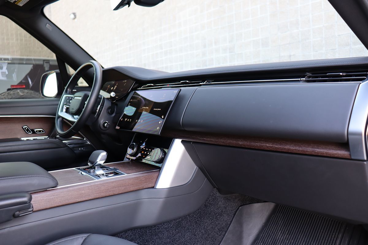 2023 Land Rover Range Rover SE photo 17