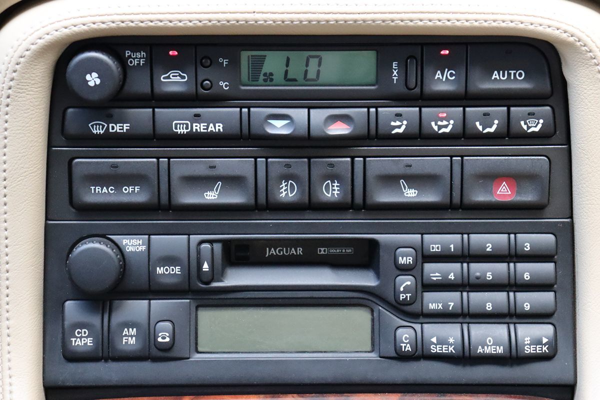 2002 Jaguar XK 8 photo 17