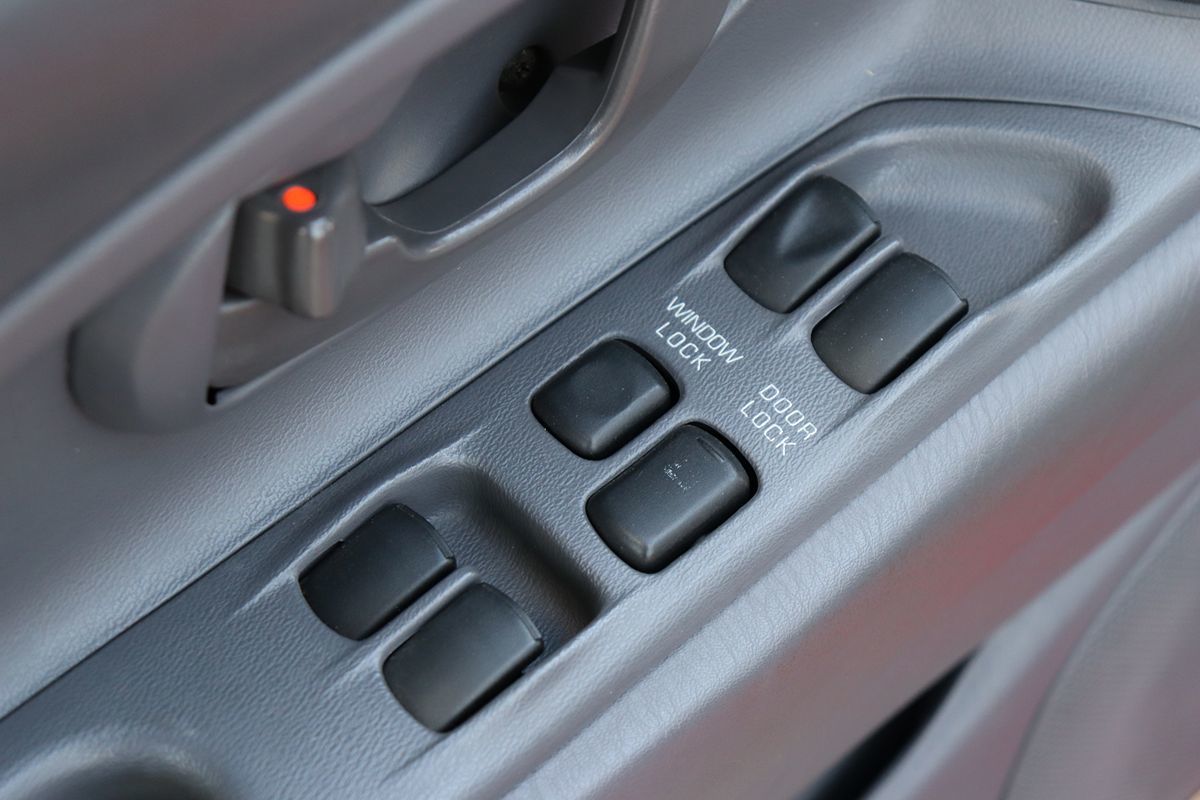 1996 Mitsubishi Eclipse Spyder photo 40