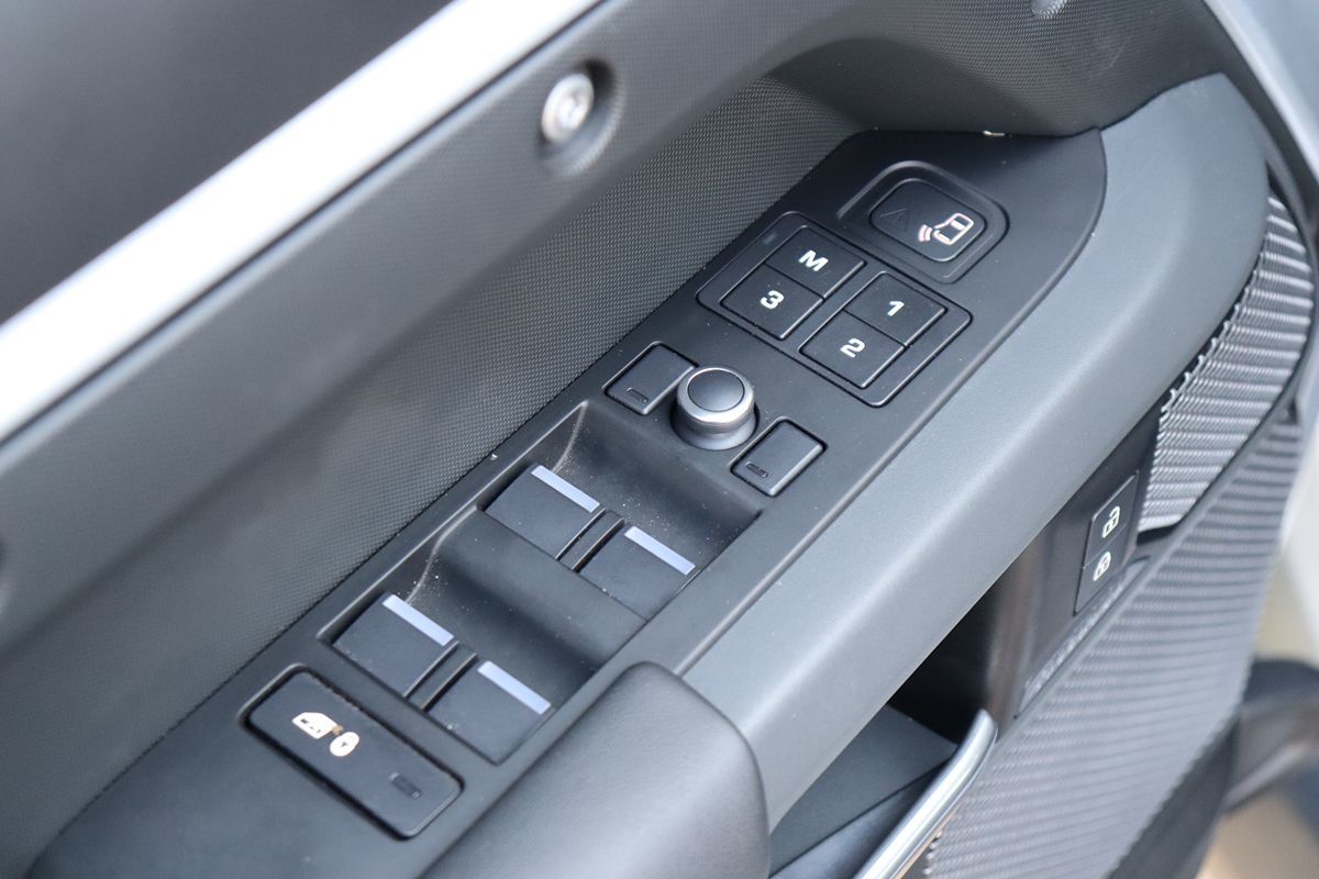 2020 Land Rover Defender 110 X photo 36