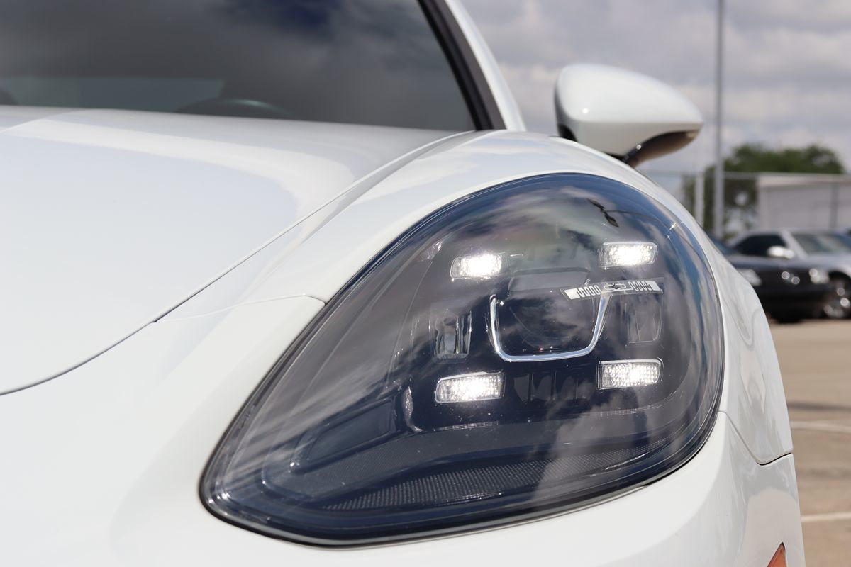 2018 Porsche Panamera Base 4 photo 4