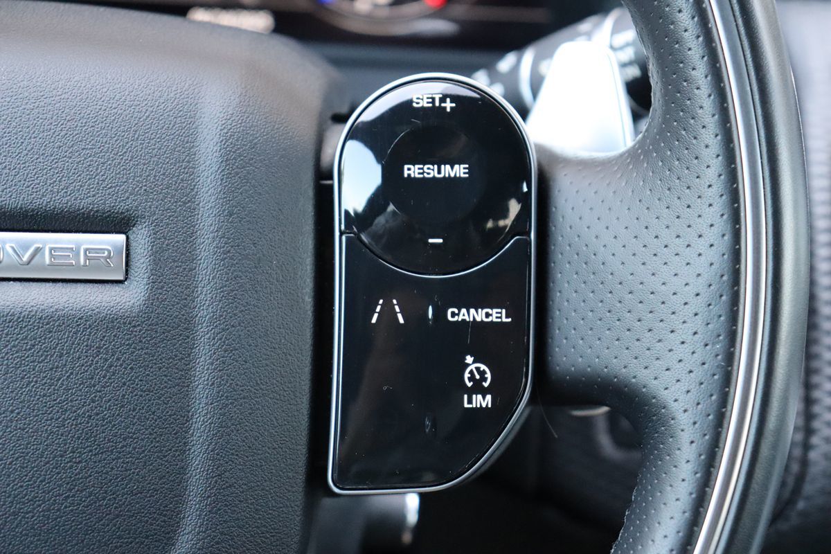 2018 Land Rover Range Rover Velar R-Dynamic SE photo 19