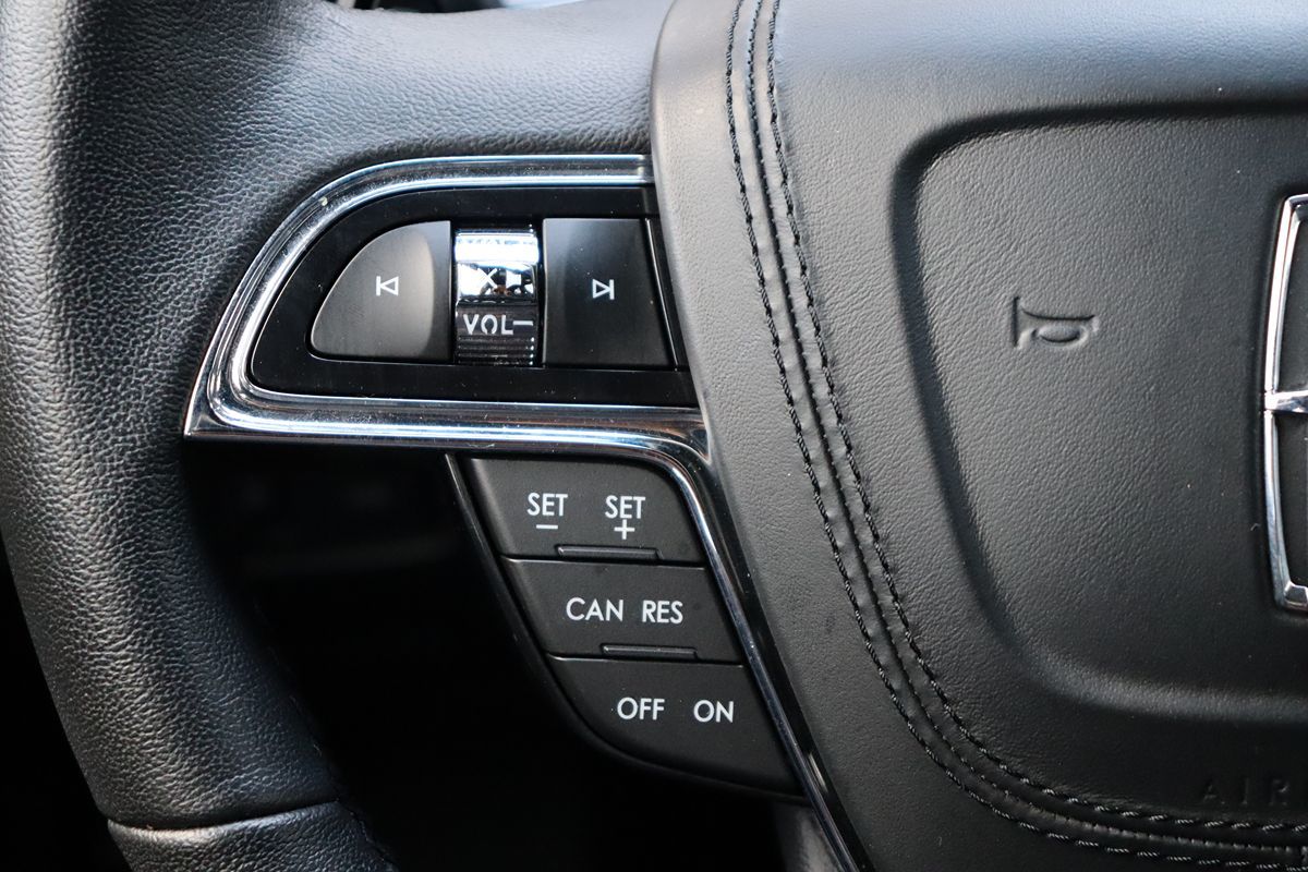 2018 Lincoln Continental Premiere photo 6