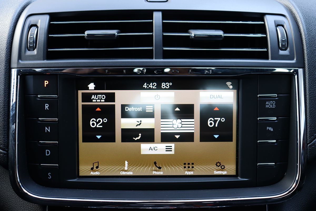 2018 Lincoln Continental Premiere photo 13