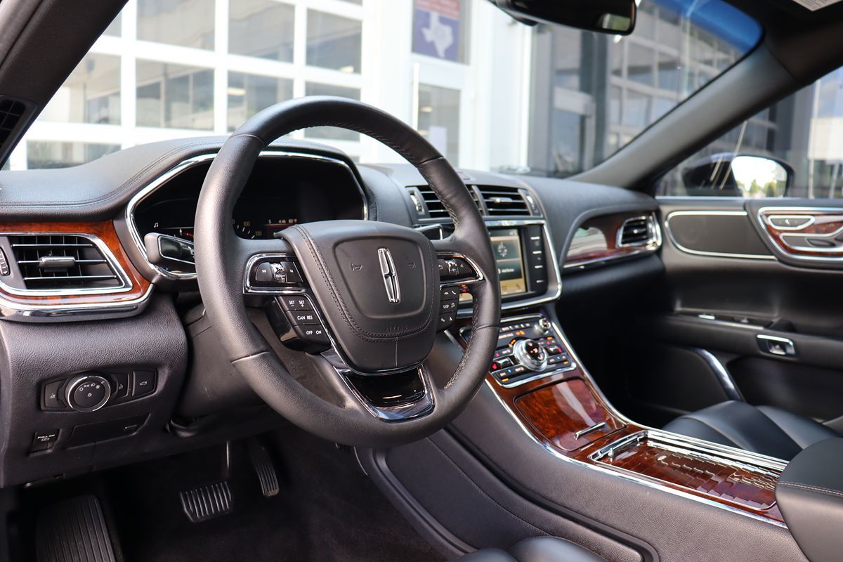 2018 Lincoln Continental Premiere photo 3