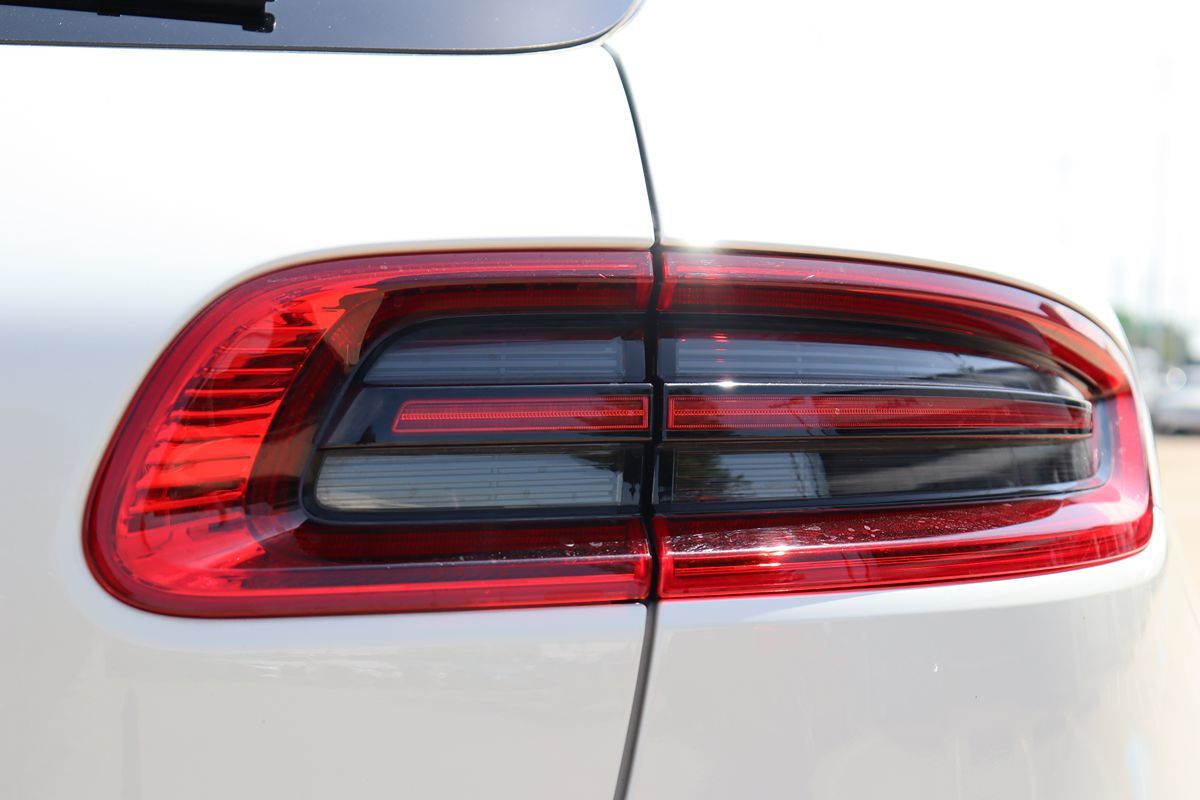 2018 Porsche Macan photo 12