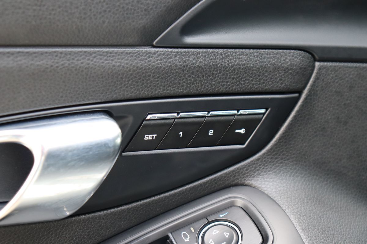 2019 Porsche Cayman Base photo 32