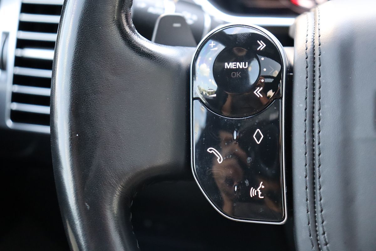 2018 Land Rover Range Rover HSE photo 17