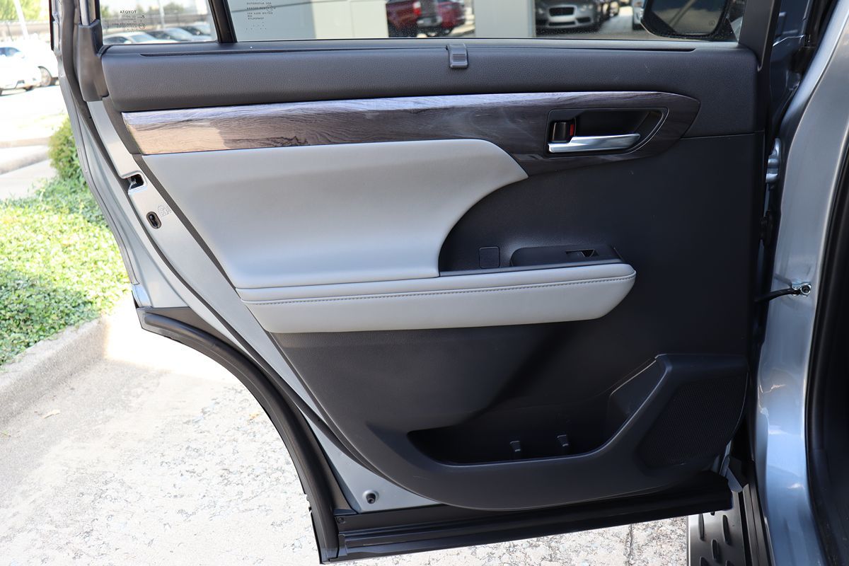 2021 Toyota Highlander Limited photo 37