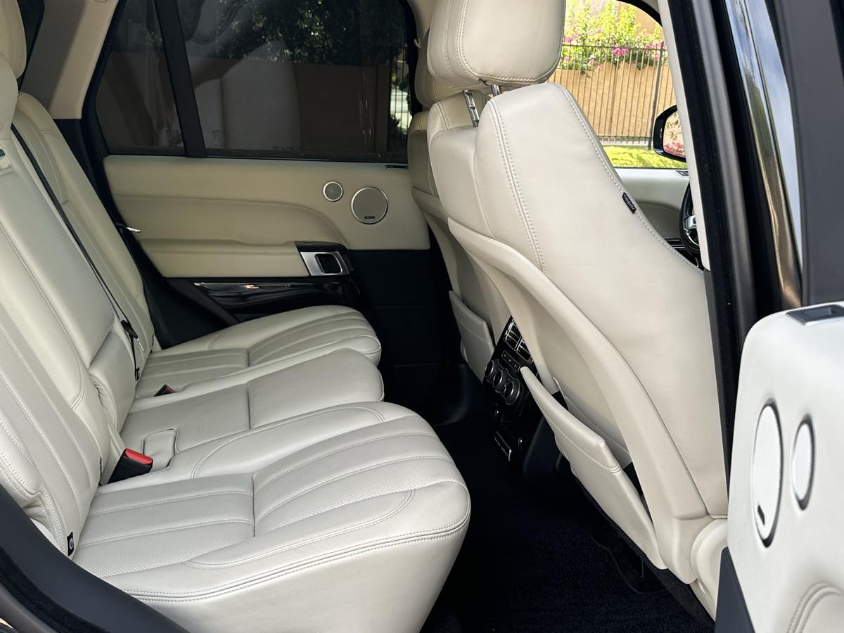 2016 Land Rover Range Rover HSE photo 14