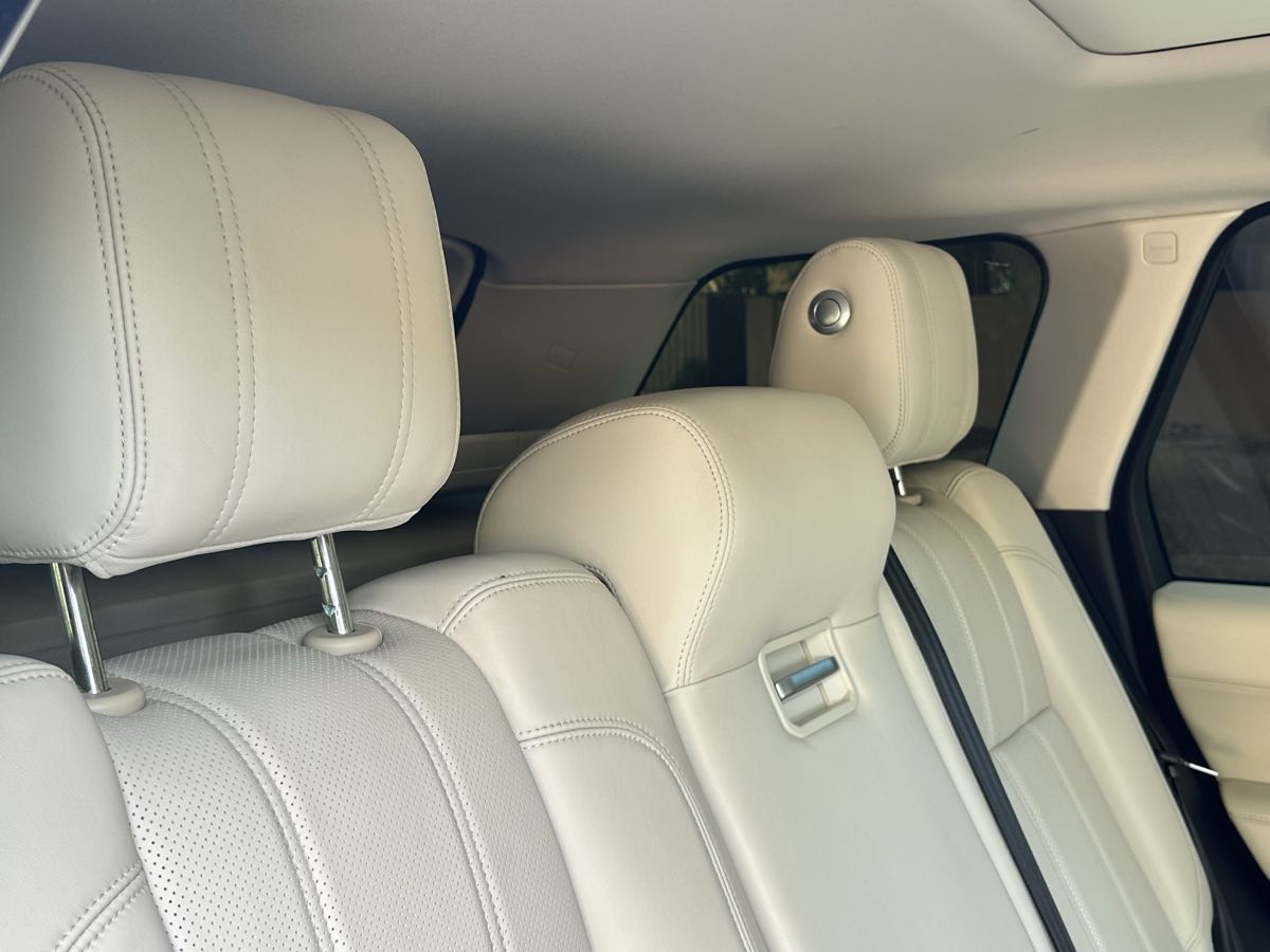 2016 Land Rover Range Rover HSE photo 16