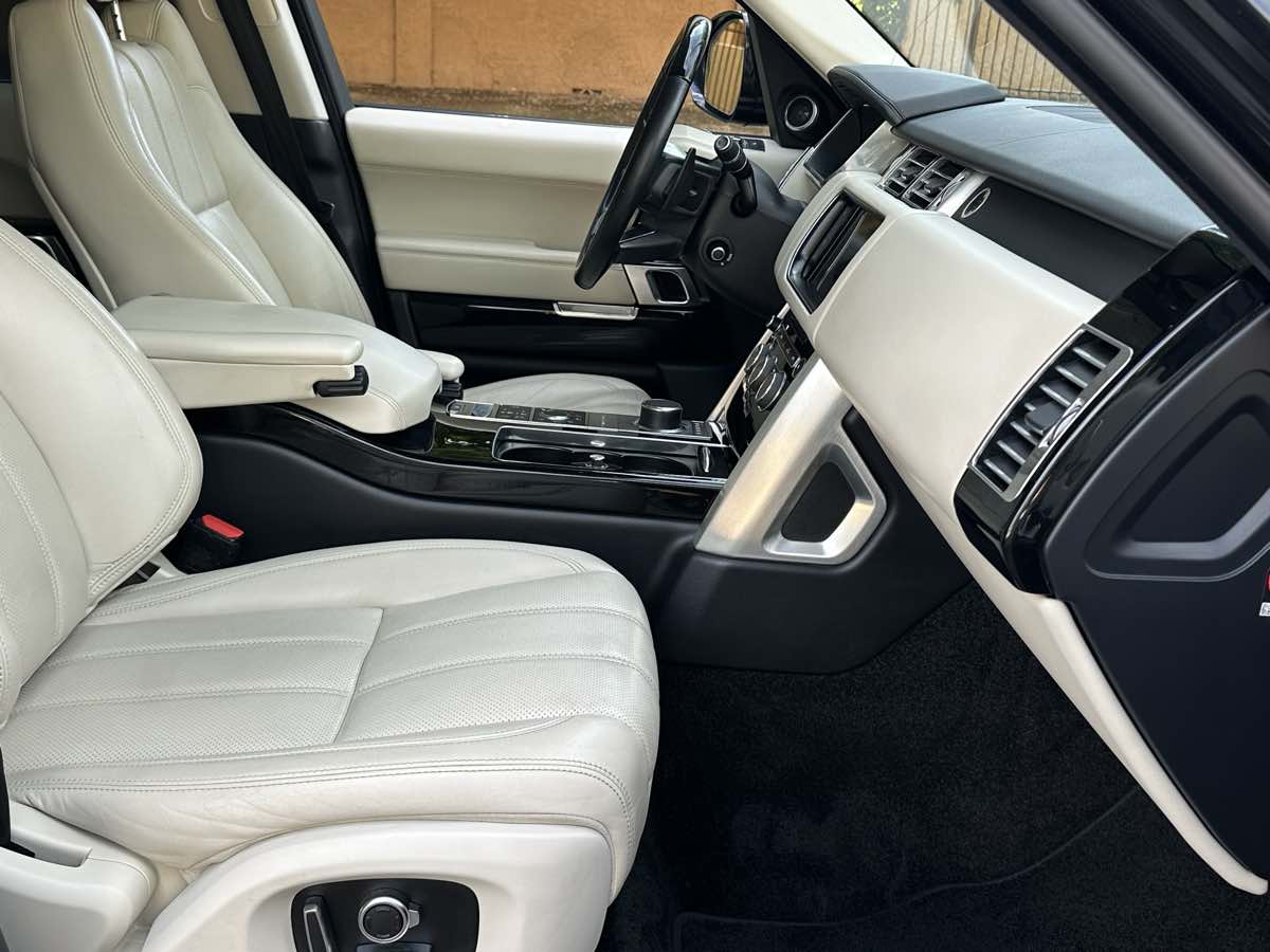 2016 Land Rover Range Rover HSE photo 18