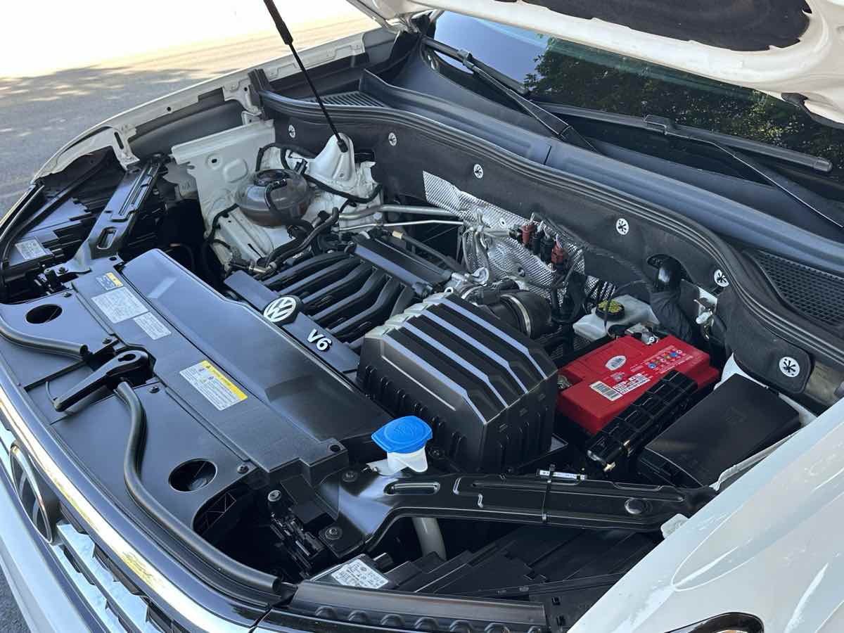 2021 Volkswagen Atlas Cross Sport V6 SE Technology photo 2