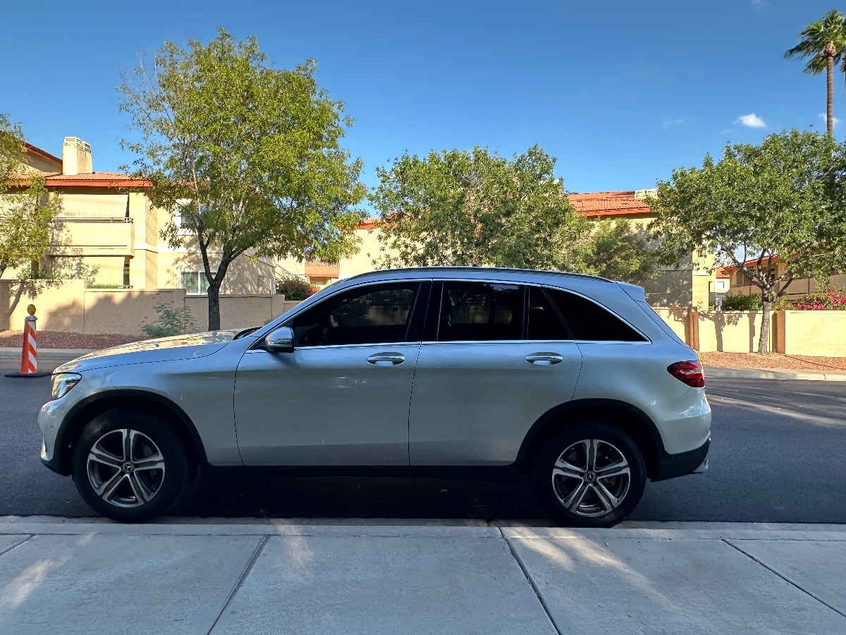 2018 Mercedes Benz GLC 300 4MATIC photo 2