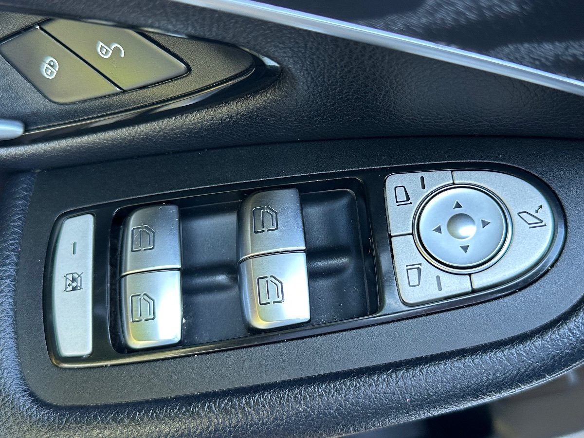 2018 Mercedes Benz GLC 300 4MATIC photo 25