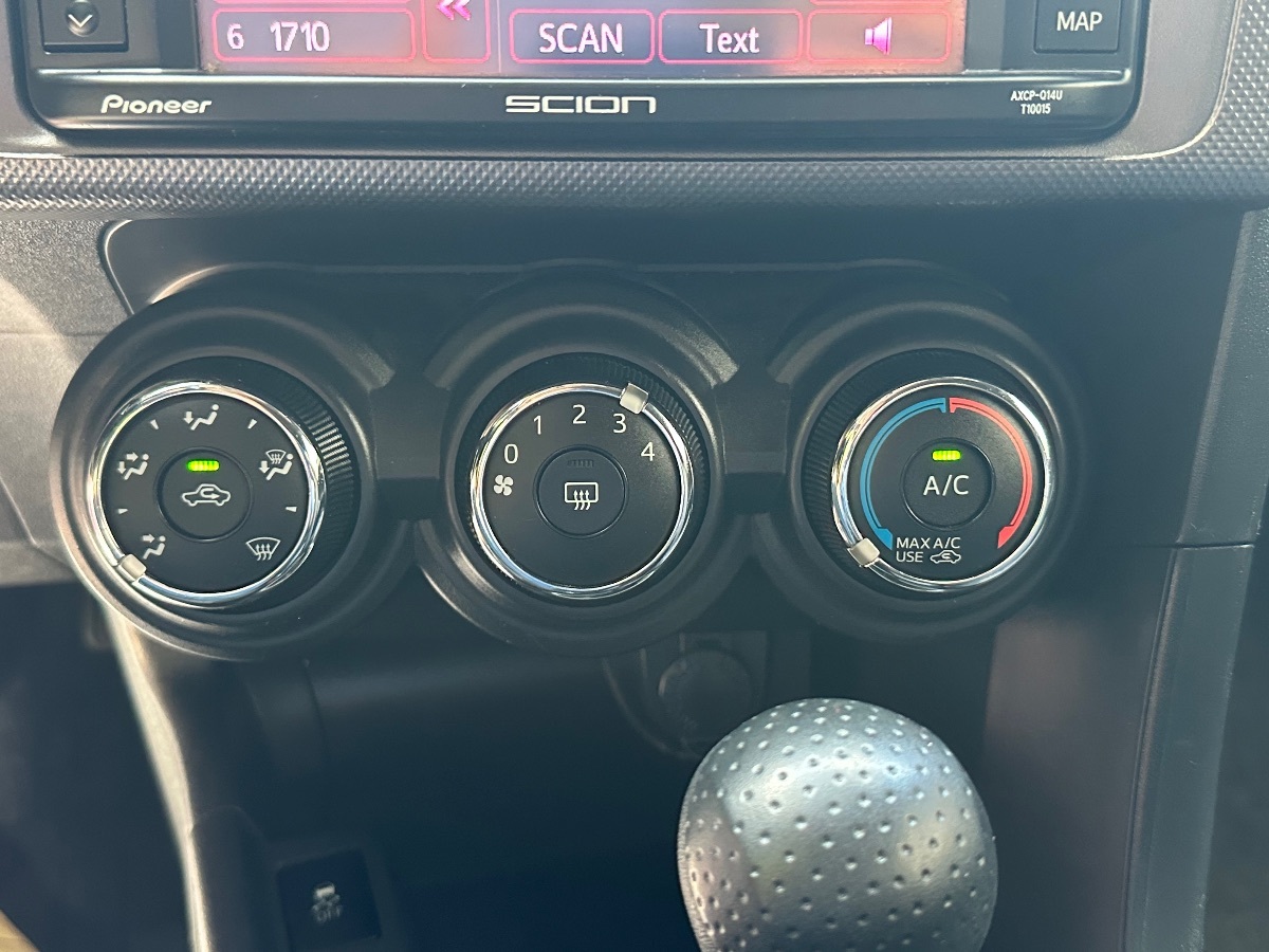 2014 Scion tC photo 25