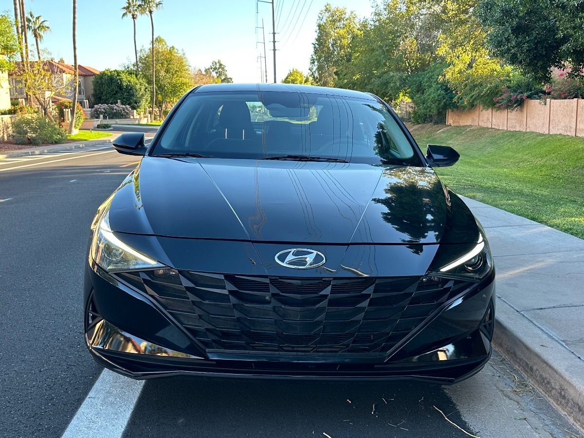 2022 Hyundai Elantra SEL photo 3