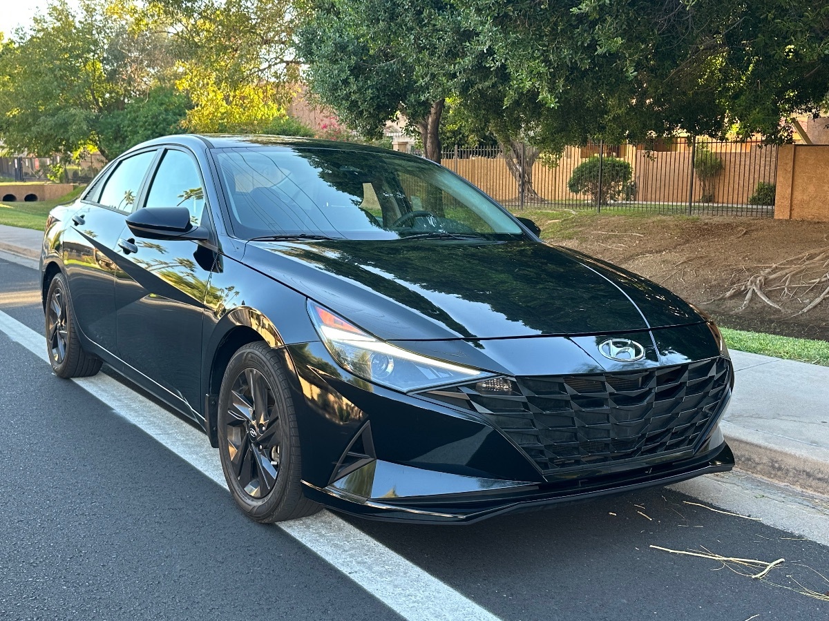 2022 Hyundai Elantra SEL photo 2