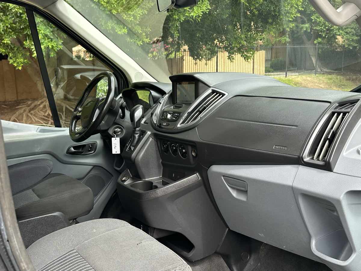 Ford Transit photo 10