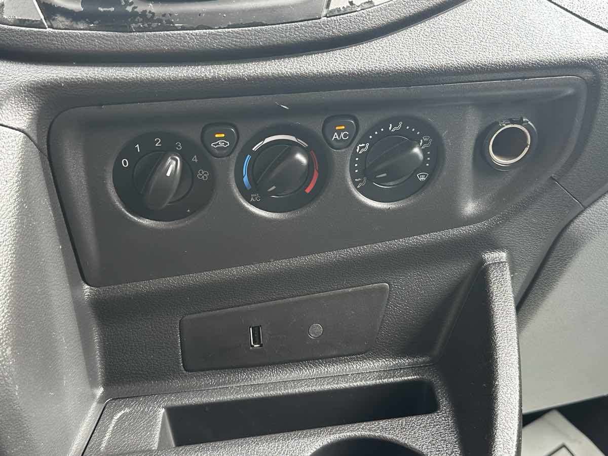 Ford Transit photo 22