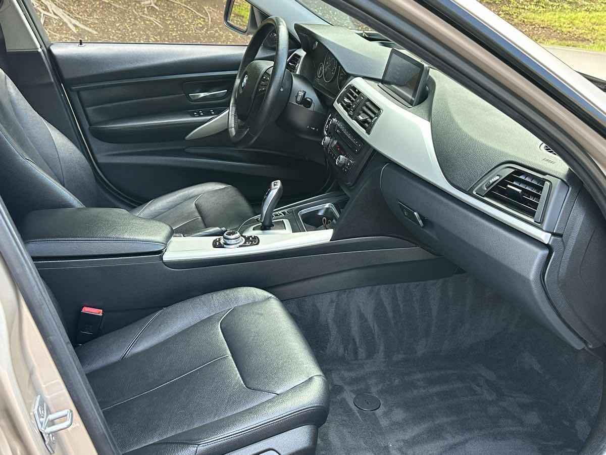 BMW 3 Series photo 12