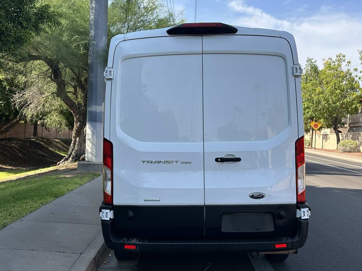 Ford Transit photo 7