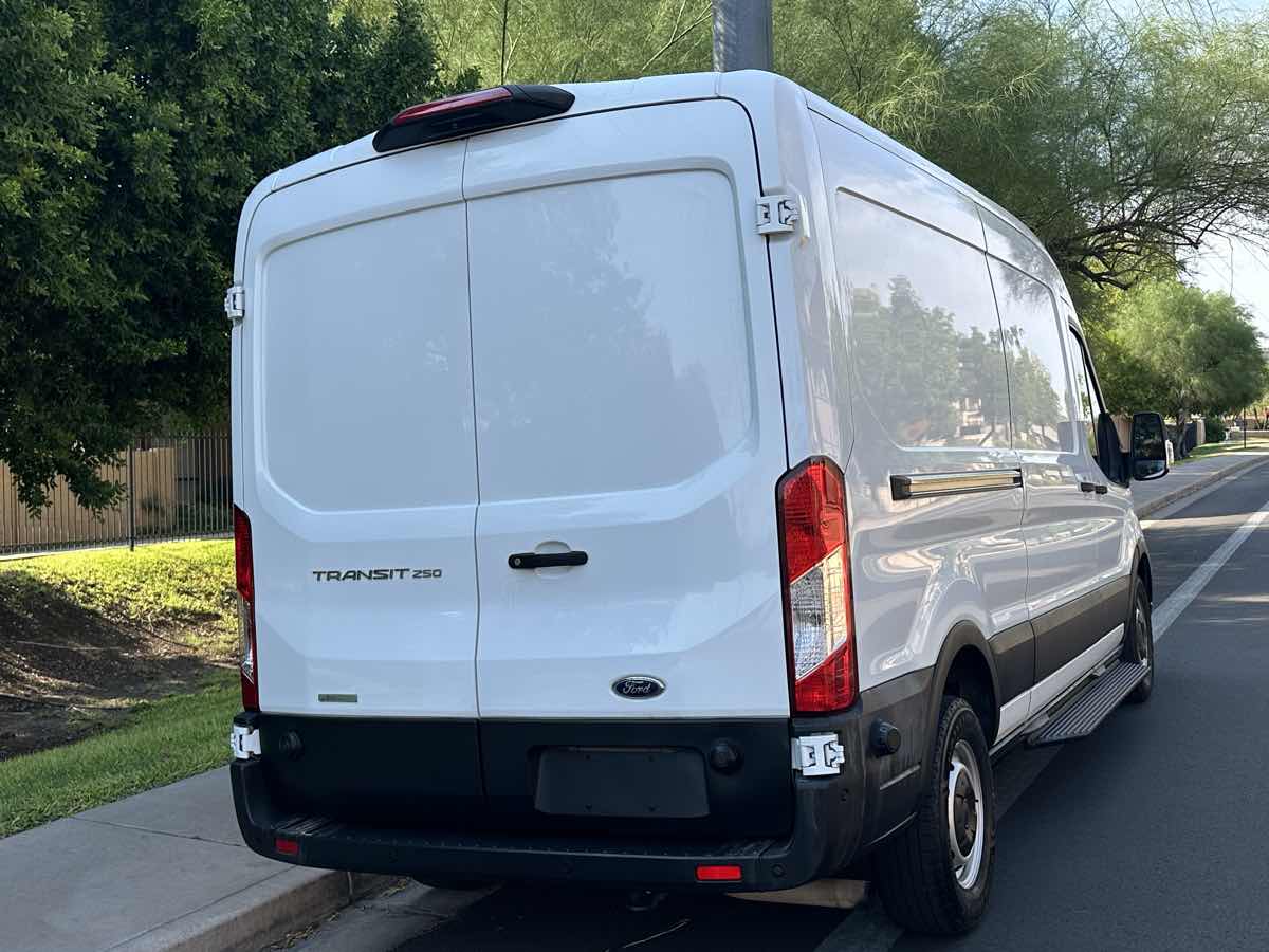 Ford Transit photo 8