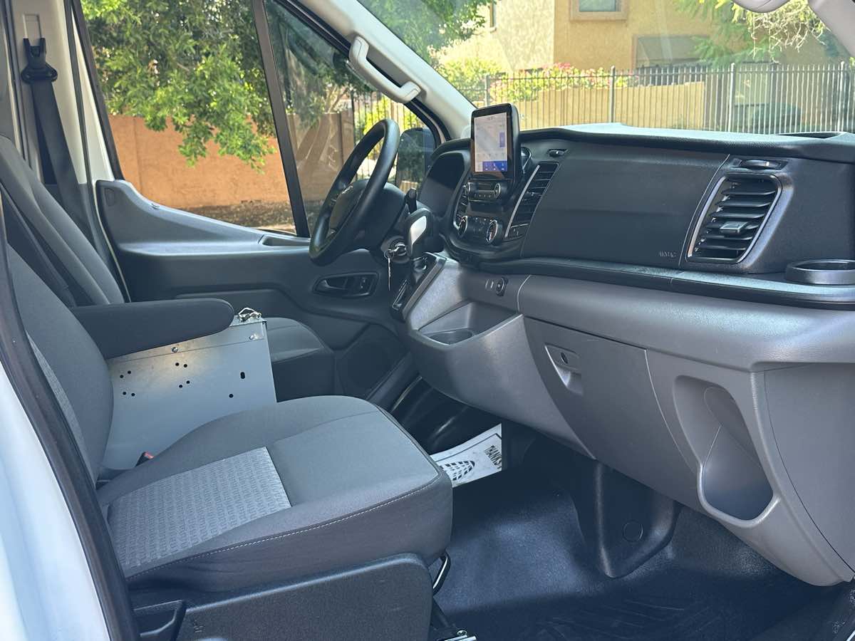 Ford Transit photo 12