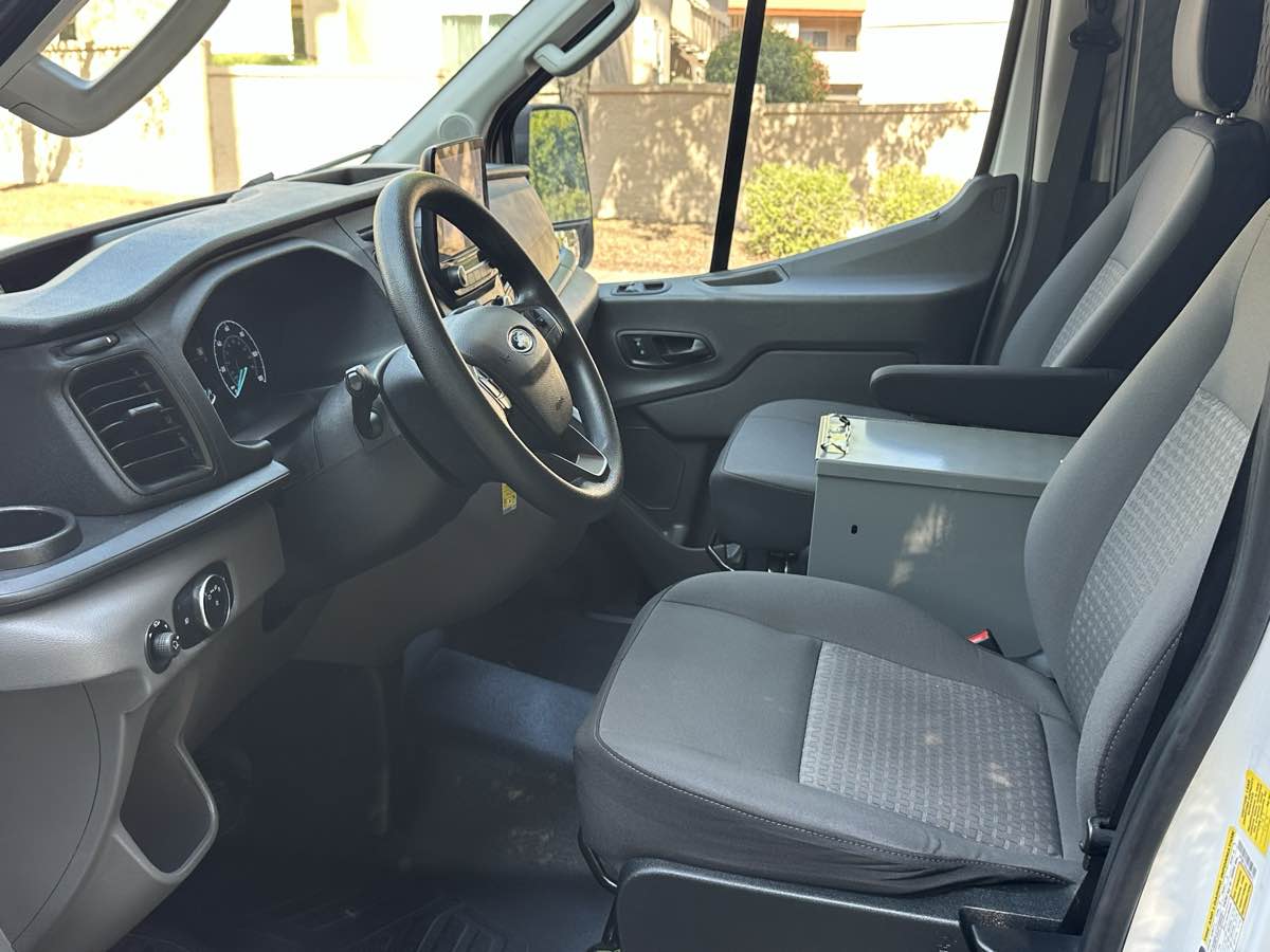 Ford Transit photo 16