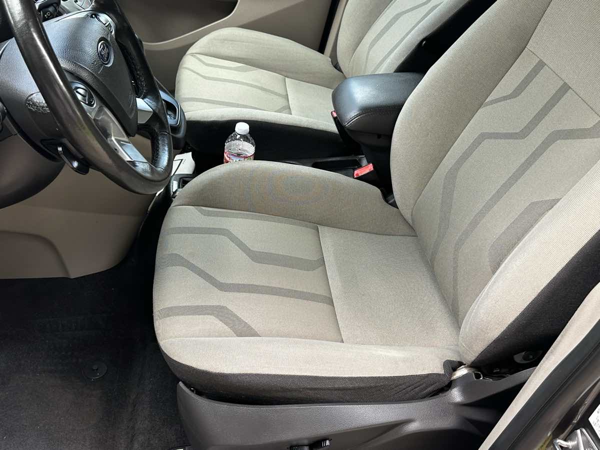 Ford Transit Connect photo 10
