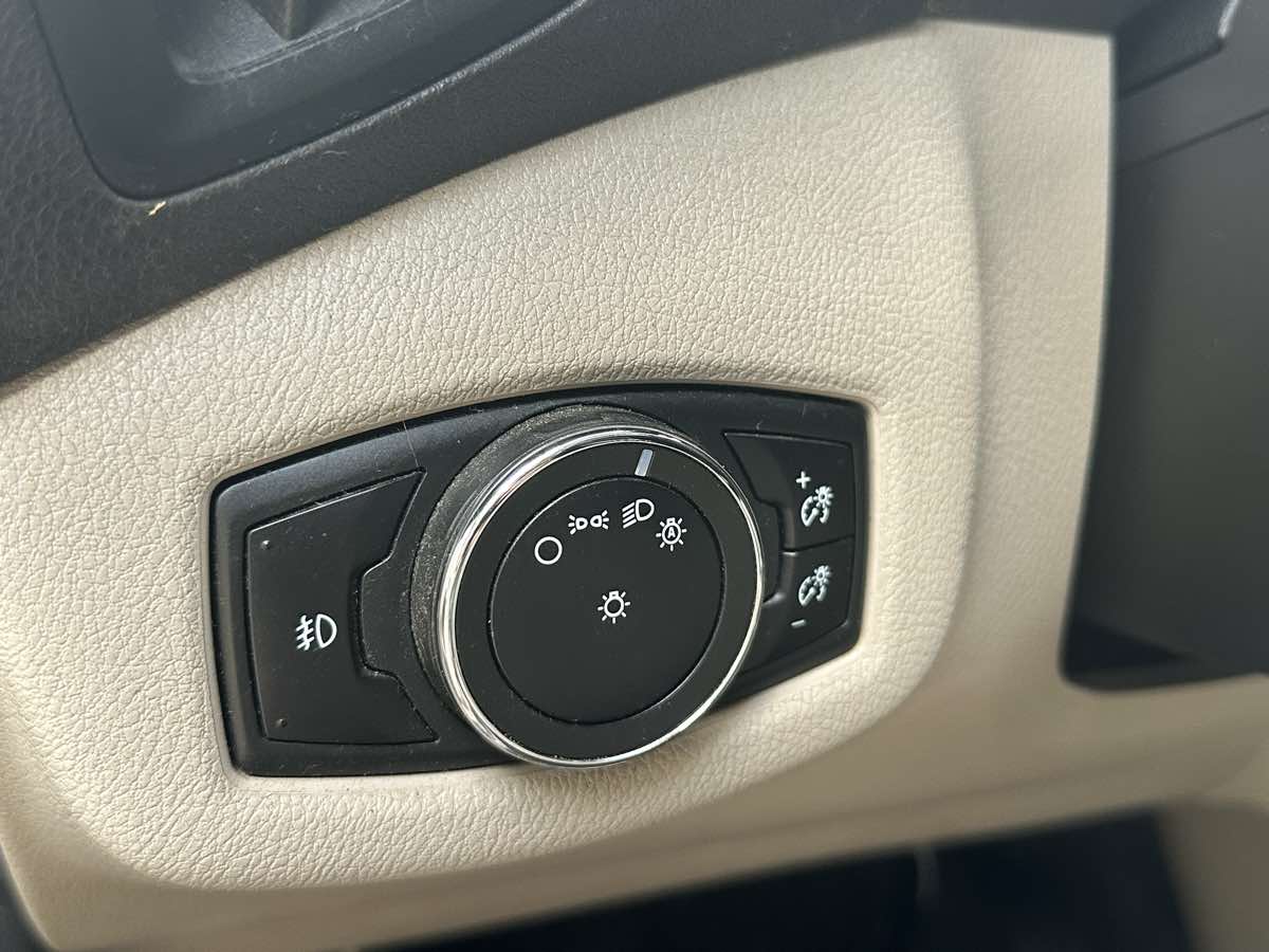 Ford Transit Connect photo 26