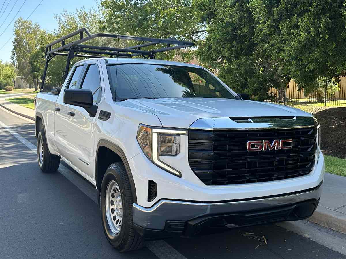 GMC Sierra photo 2
