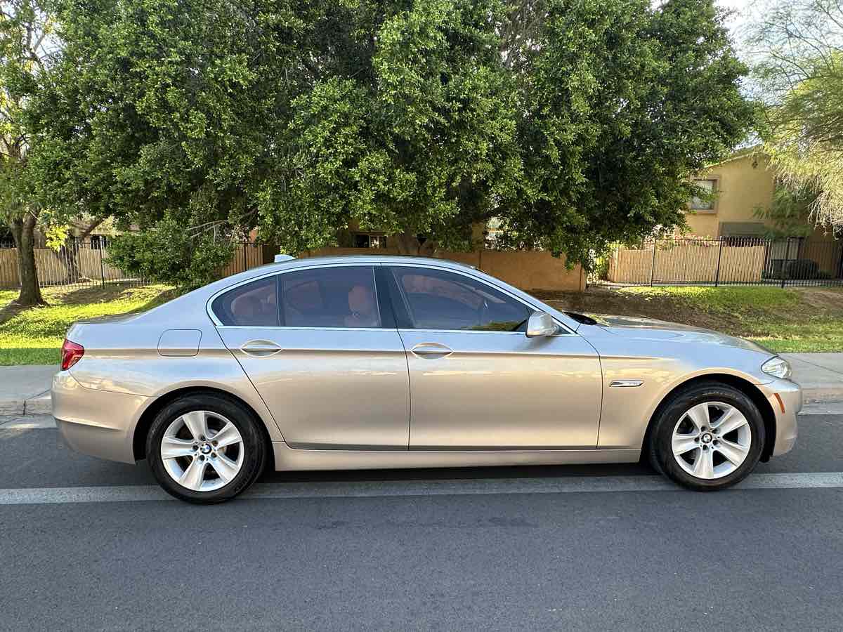 BMW 5 Series photo 9