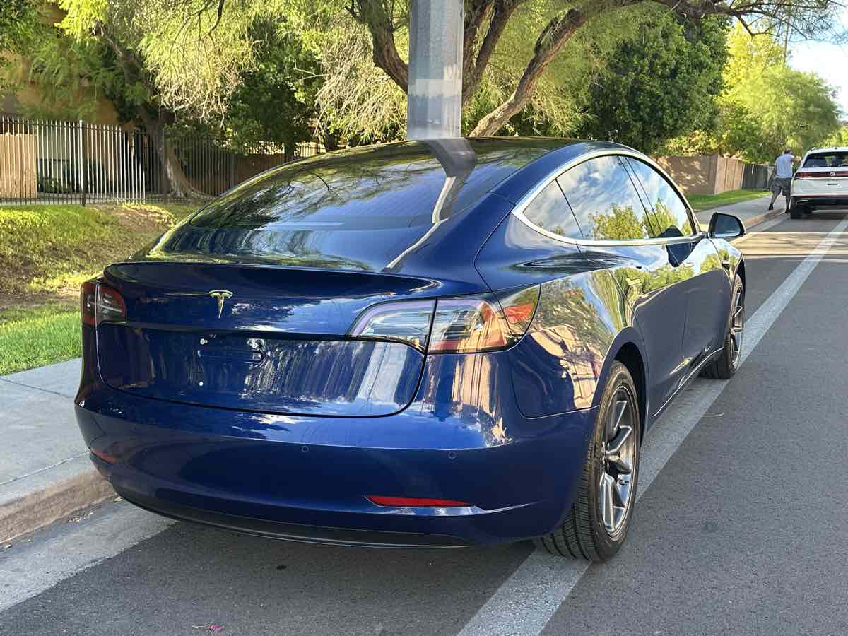 Tesla Model 3 photo 8
