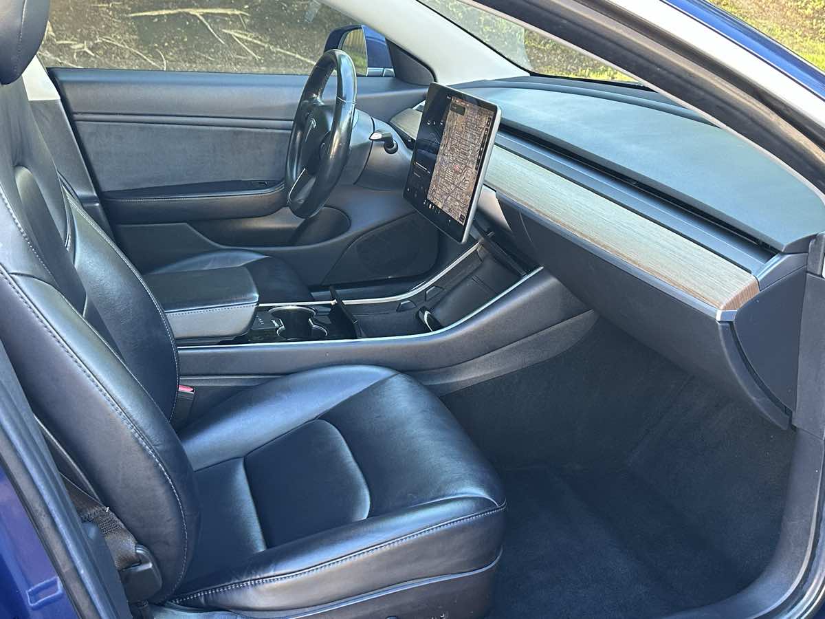Tesla Model 3 photo 11