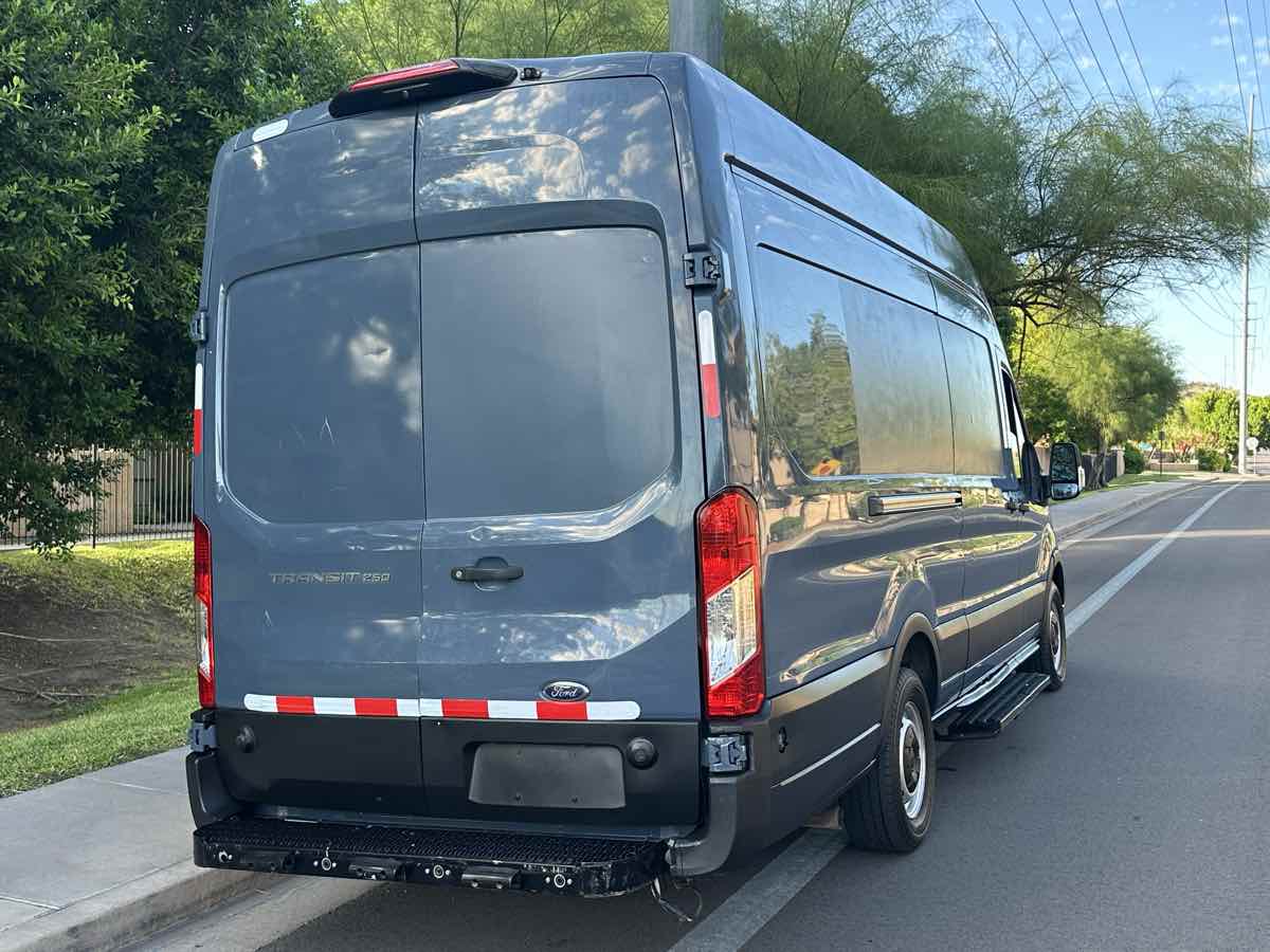 Ford Transit photo 8