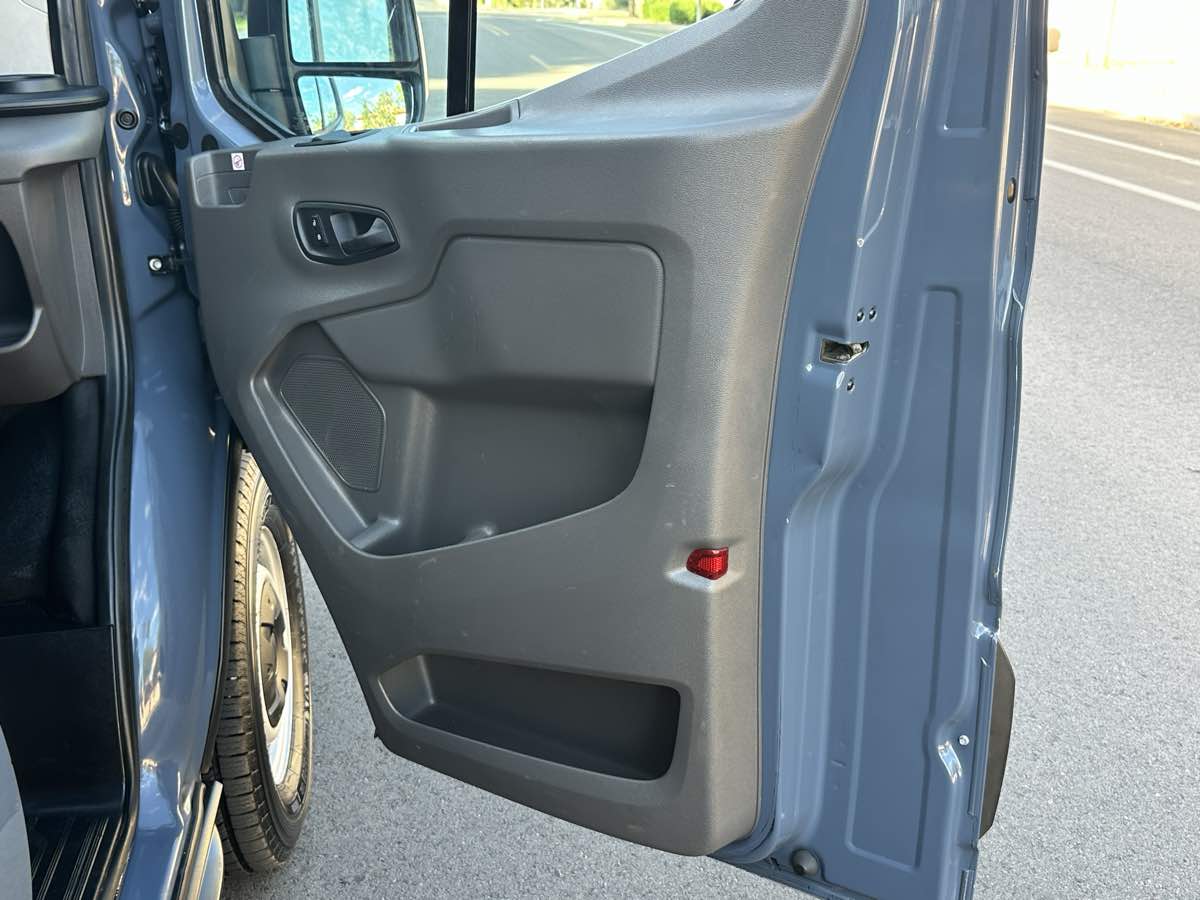 Ford Transit photo 30