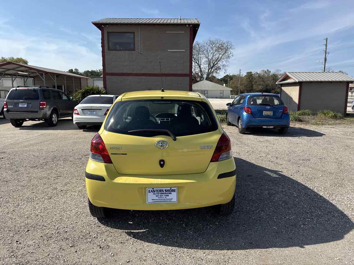 2010 Toyota Yaris photo 2