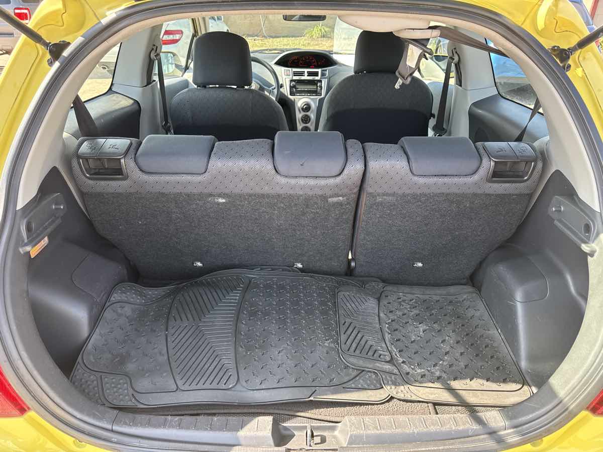 2010 Toyota Yaris photo 3