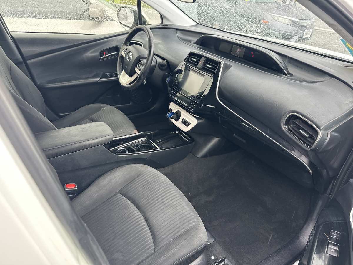 2018 Toyota Prius Three - Photo 6