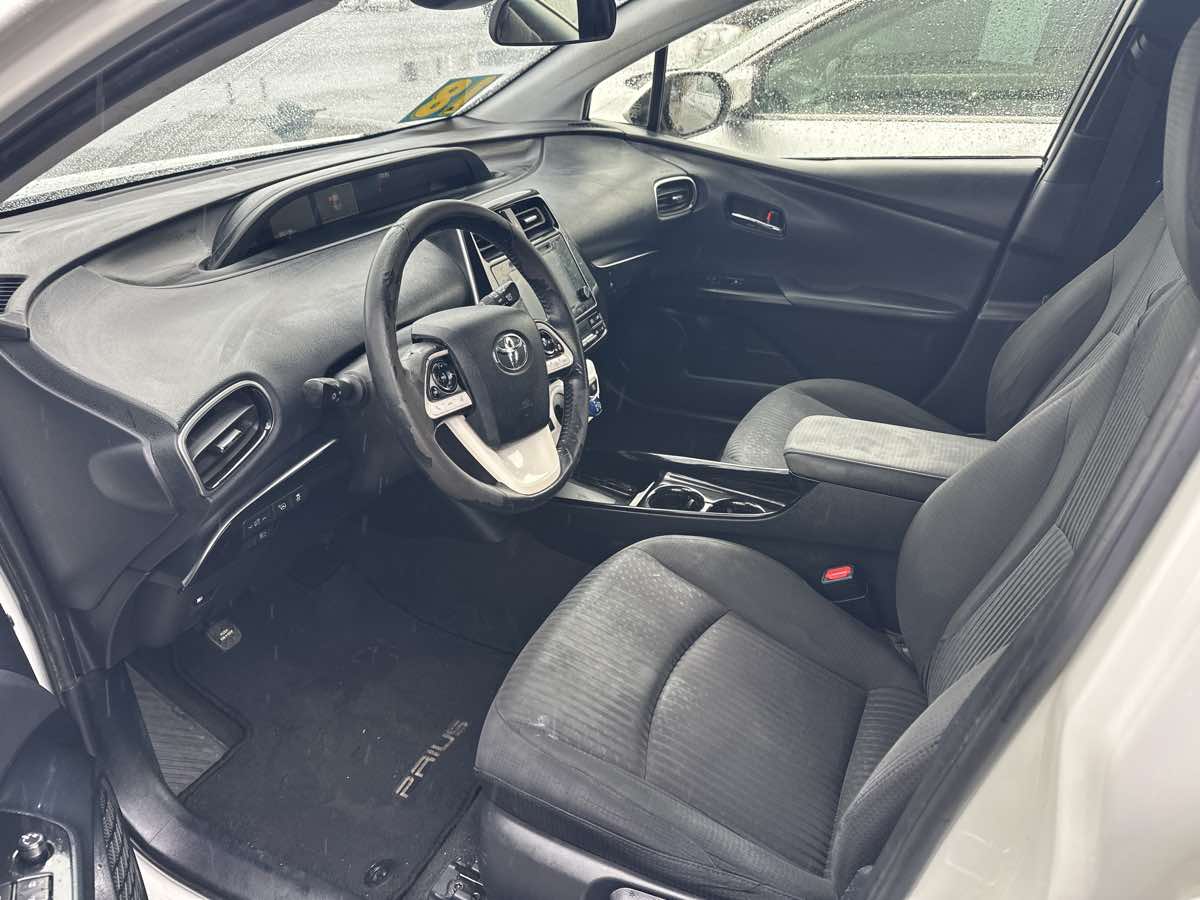 2018 Toyota Prius Three - Photo 8