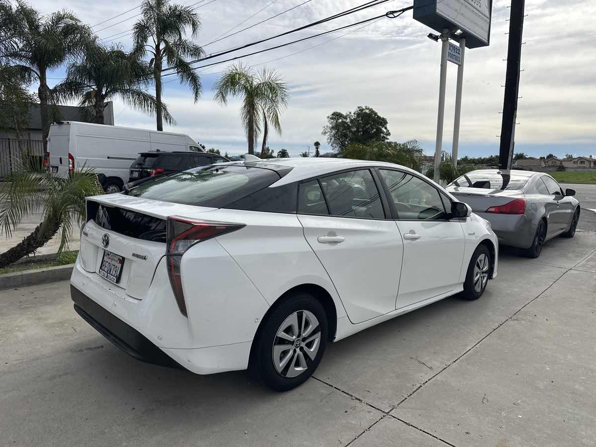 2018 Toyota Prius Three - Photo 4