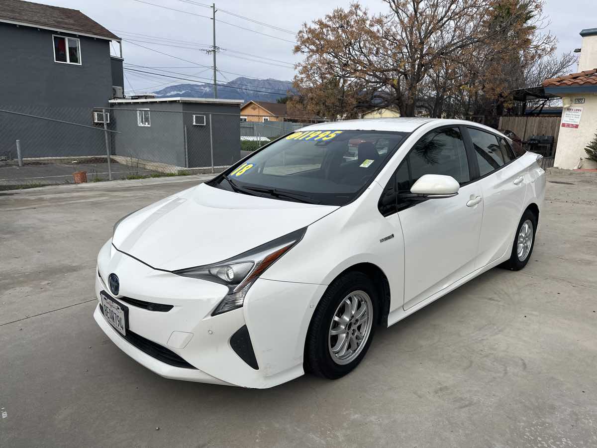 2018 Toyota Prius Three - Photo 2