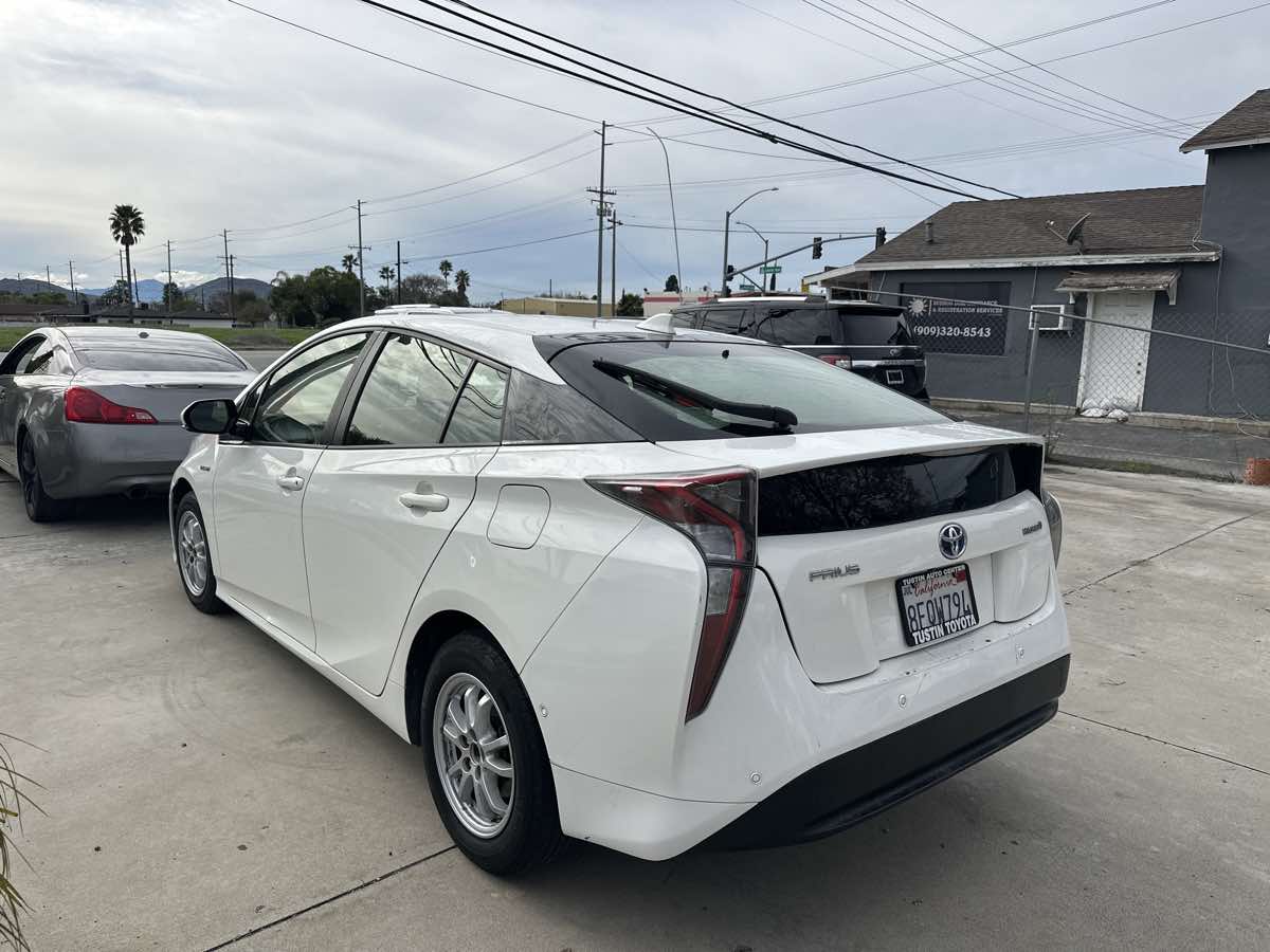 2018 Toyota Prius Three - Photo 3