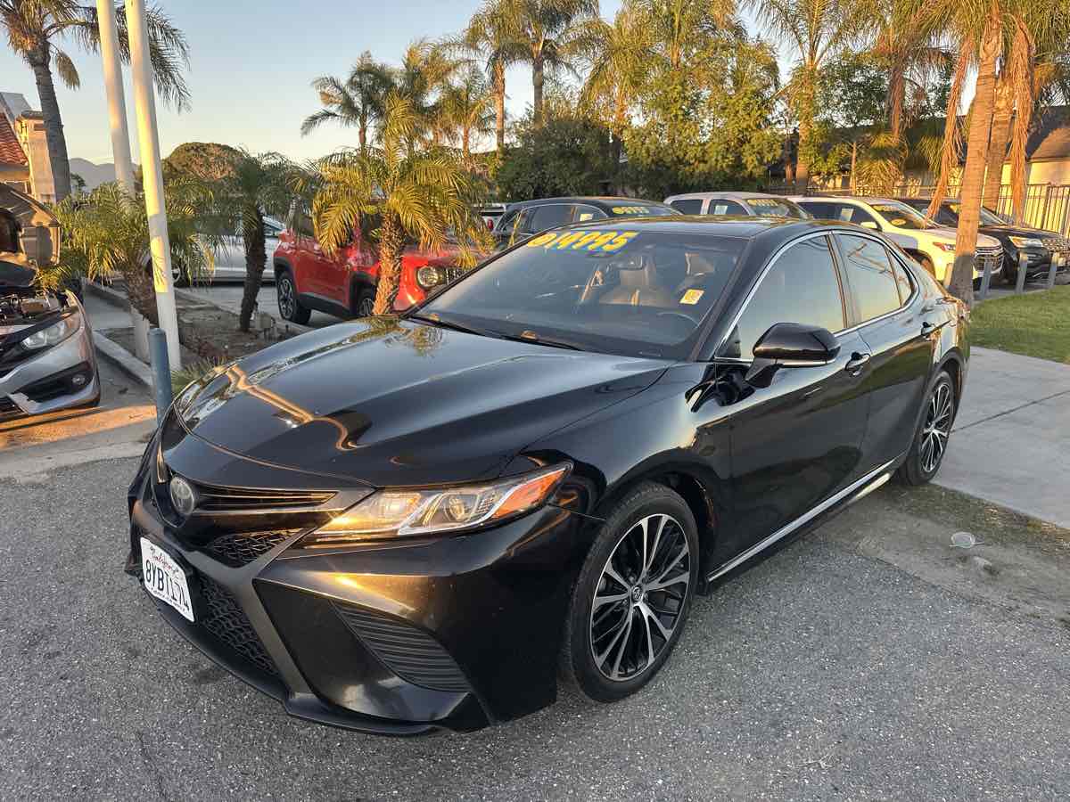 2018 Toyota Camry SE - Photo 3