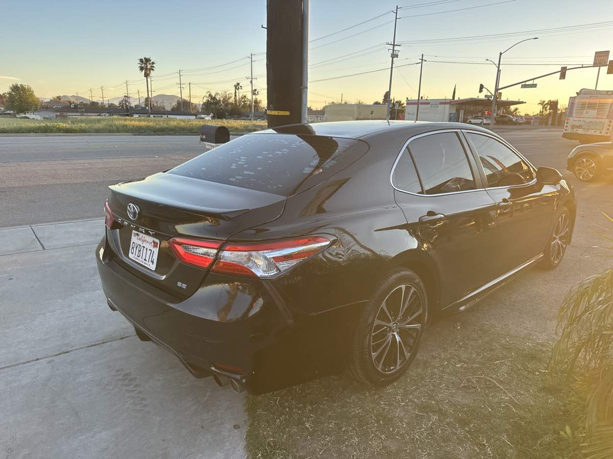 2018 Toyota Camry SE - Photo 4