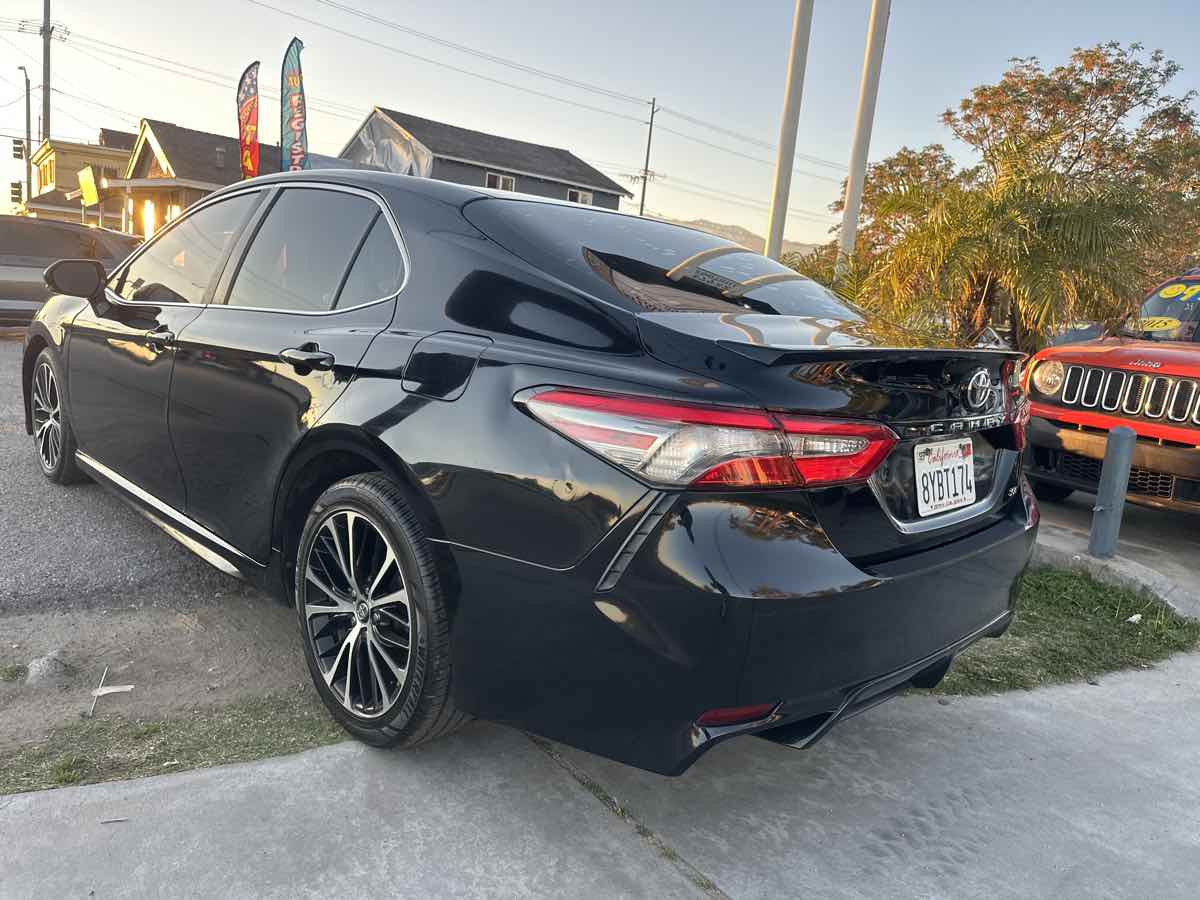 2018 Toyota Camry SE - Photo 5