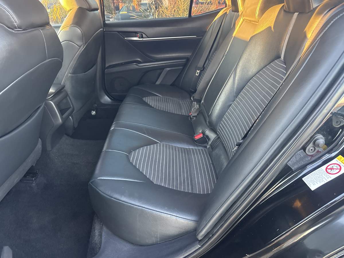 2018 Toyota Camry SE - Photo 7