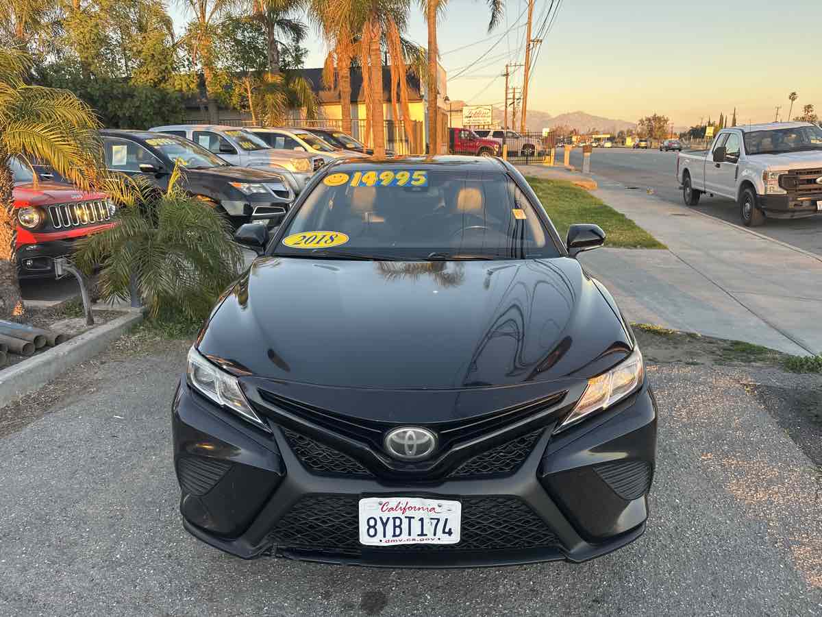 2018 Toyota Camry SE - Photo 2
